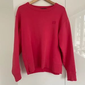 Acne studios tröja  - Acne studios tröja, använt skick, 7/10 ett litet hål i mudden, nypris : 3000kr. Storlek S men den är oversized så den passar M kanske L