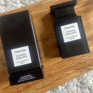 Tom Ford Fabulous 100ml  - Denna fina parfym jag jag köpt nyliga men då den inte kommer komma till användning så säljer jag den för en billig peng. Seriösa köpare endast och det är först till kvarn som.  gäller. 100ml är nypris 5090kr och mitt pris är 2000kr bjuder på frakten