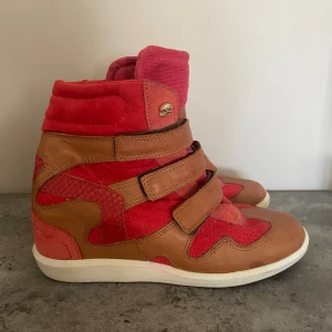 Isabel marant liknande skor - Ett par super snygga skor som liknar Isabel marant skorna i storlek 38😍 säljer då dom tyvärr inte kommer till användning✨ Skriv om ni har några frågor! Pris går att diskutera