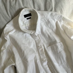 Vit Skjorta - Vit skjorta i bomull från ZARA. Storlek L. Slim fit. True to size. Inga skador eller fläckar!