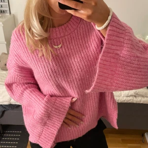 Stickad tröja  - Älsklingsfärg! Drömmig till sommaren! Har slits i både armar och midja 🩷