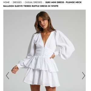 Klänning Showpo Suki Mini Dress - Perfekt studentklänning! Storlek 36, helt ny med prislapp och aldrig använd!🤍Säljer pga passade inte mig. Inköpspris 1000kr (60€ + skatt och frakt)