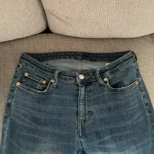 Flared jeans från weekday. Använt skick,  Se bild. Säljer pågrund av kommer aldrig till användning. Storlek 29/32.