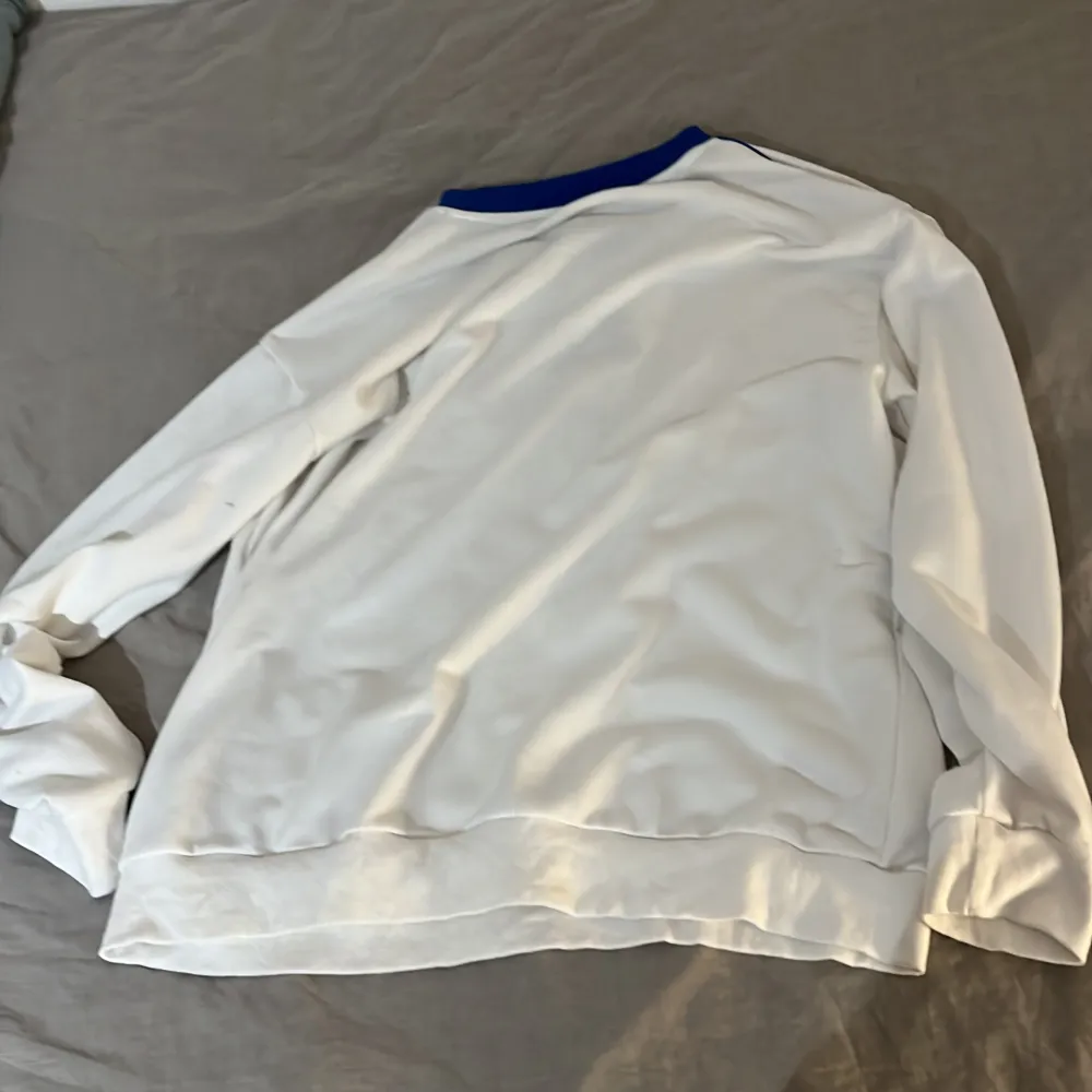 Blå vit tröja bra skick Storlek L funkar för M. Tröjor & Koftor.