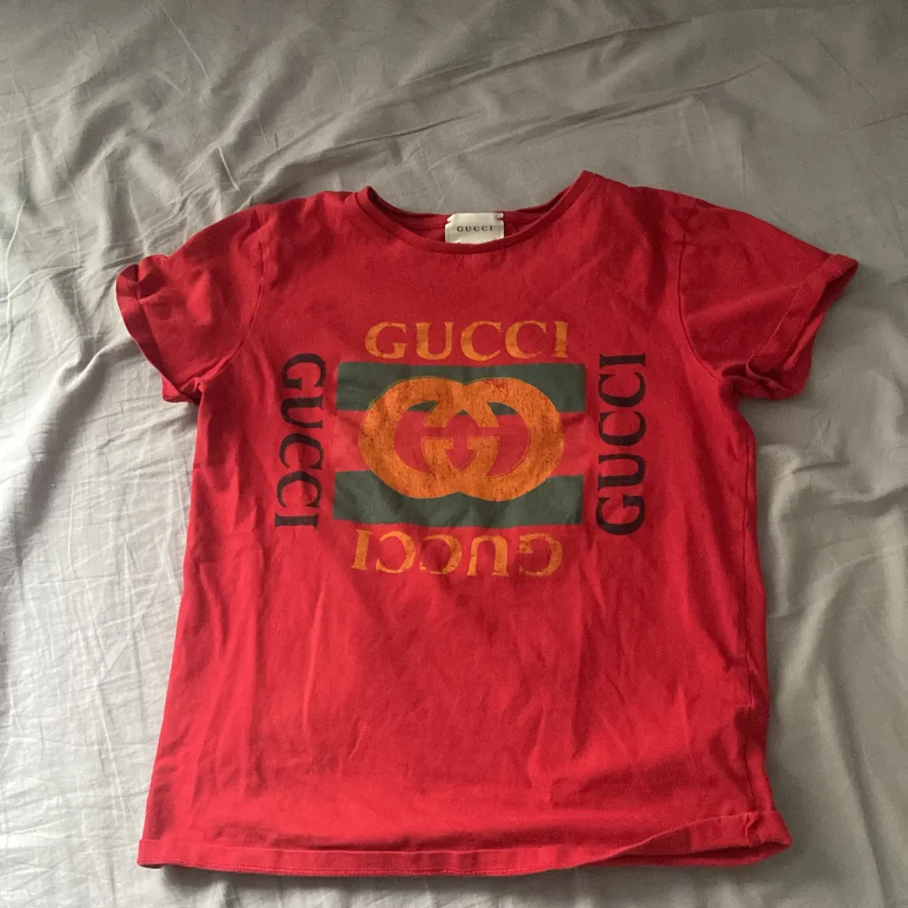 Gucci T-shirt som inte har några hål, självklart äkta och inga fläckar. Skick 9/10. T-shirts.