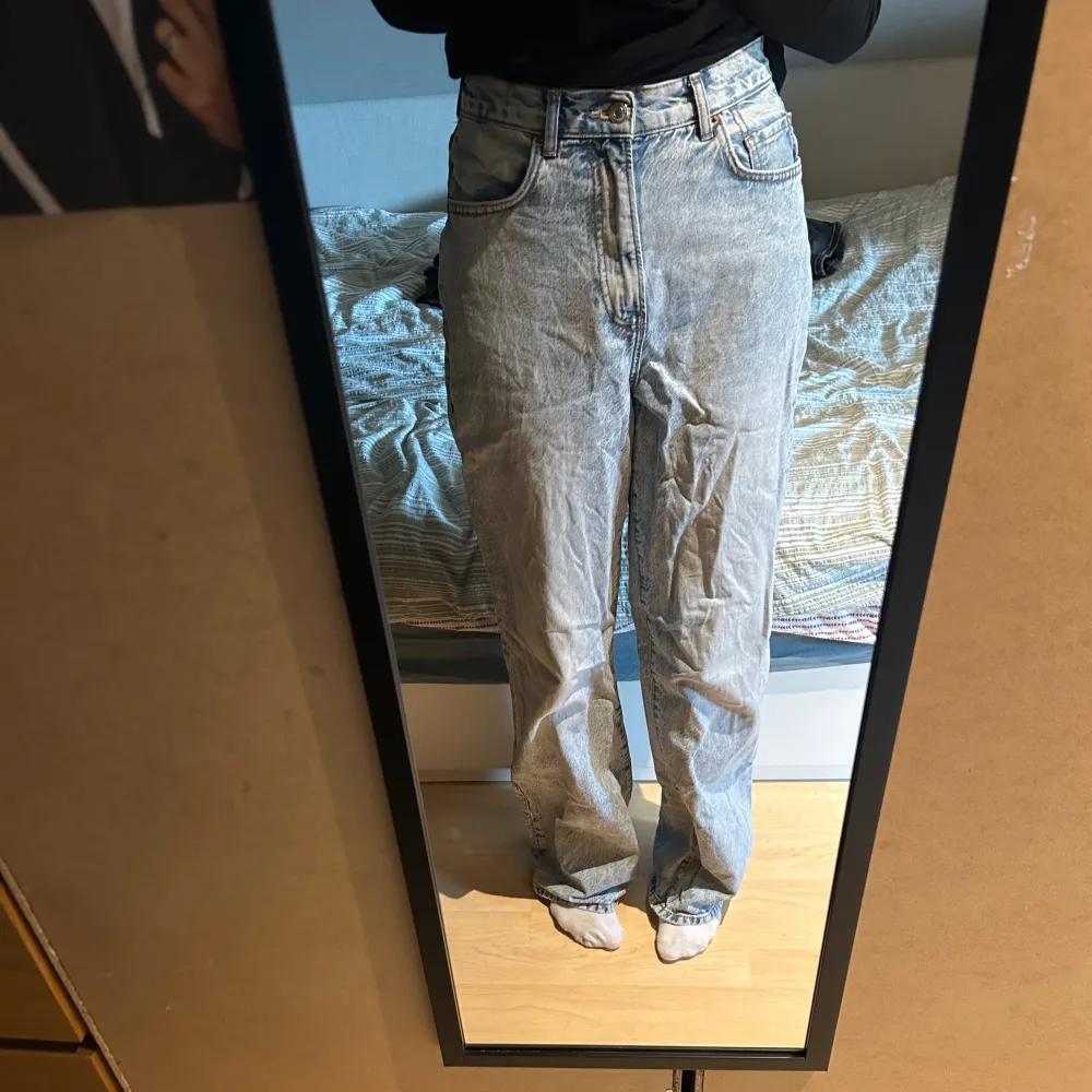 Högmidjade jeans från vero Moda. Jag är ca 176cm och de är rätt långa på mig. Lite slitna längst ner på benen men bra skick i övrigt . Jeans & Byxor.