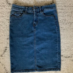 VERO MODA jeanskjol blå - Vero Moda jeanskjol blå med slit bakifrån. Andvänd 2 gånger och i finskick💕