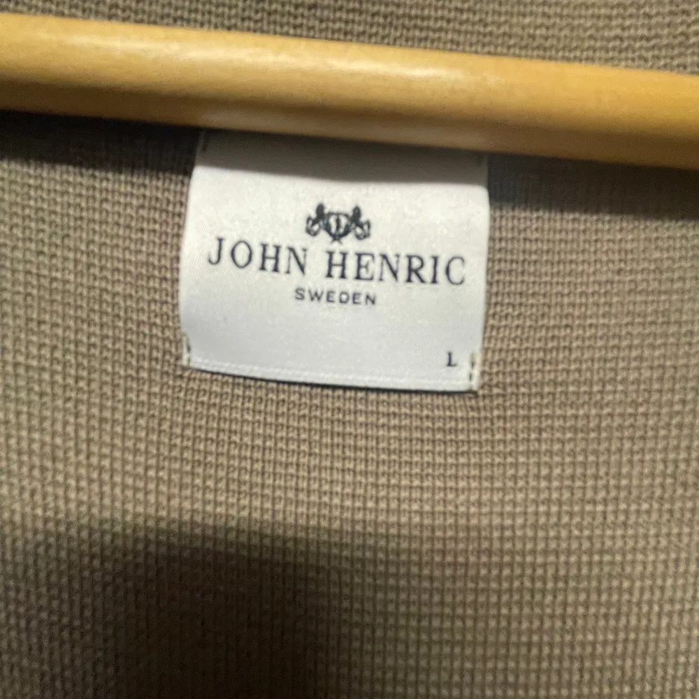 Schysst stickad kavaj från John Henric  (Använd 3-4 gånger) . Jackor.