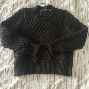 Svart stickad tröja - Stickad tröja från Vero Moda i färgen svart.  Använd en gång innan.