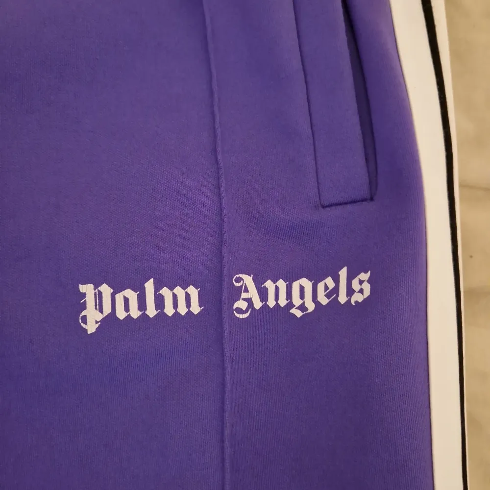 Säljer ett par riktigt fina palm angels byxor i bra skick det finns två små flaws som finns på bilderna men det är ingenting man tänker på. Det är storlek S men passar M. Äkta såklart och kvitto finns. Priset är inte hugget i sten!. Jeans & Byxor.
