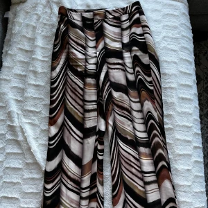 Kostymbyxor - Väldigt bra skick! Del av set  Storlek XS men funkar bra för personer med storlek S. Jag har själv vanligtvis M men byxorna sitter fint