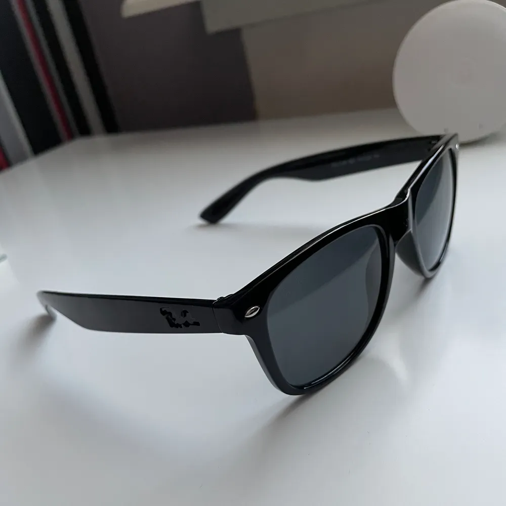 Säljer dessa ”fake” Rayban solglasögon. Dom saknar ena Rayban märket på sidan (se sista bilden) men annars i ett väldigt bra skick. . Övrigt.