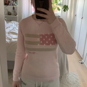 Lexington stickad tröja - En supersöt rosa Lexington kofta. Den är stickad och är av högsta kvalitet i tyg. Super skön och stretchig. Passar bra på mig som vanligtvis har XS/S. Nypris 800💕