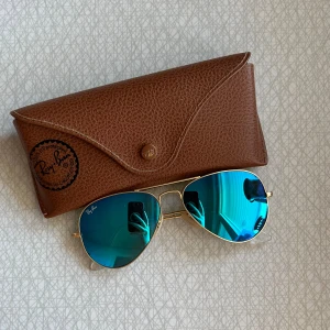Ray-B - Blå Ray-Ban solglasögon i fint skick!