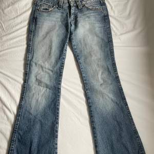 Säljer dessa super snygga lågmidjade bootcut jeans, då de tyvärr blivit försmå för mig. desvärre har jag inga exakta mått, men midjemåttet är 83 cm och längden 93 cm! du står för frakten, kom privat vid intresse!