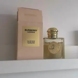 Säljer denna burberry parfym (godess), 50ml. Går att se på bilden hur mycket som är kvar och originalförpackning följer med 🩷 går ner i pris vid snabb affär 