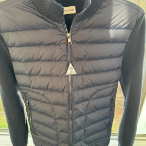 Moncler Cardigan - Säljer en helt ny Moncler Cardigan navy blue i Borås, aldrig använd bara testat den.  Den är liten i storleken