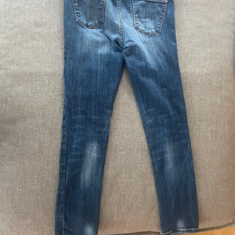 Ett par riktigt fräscha Jacob Cohen Jens, storlek 28/30 men passar mig dom är 172cm. Ny pris runt 5k men säljer dom för 600kr för att jag behöver pengar . Jeans & Byxor.