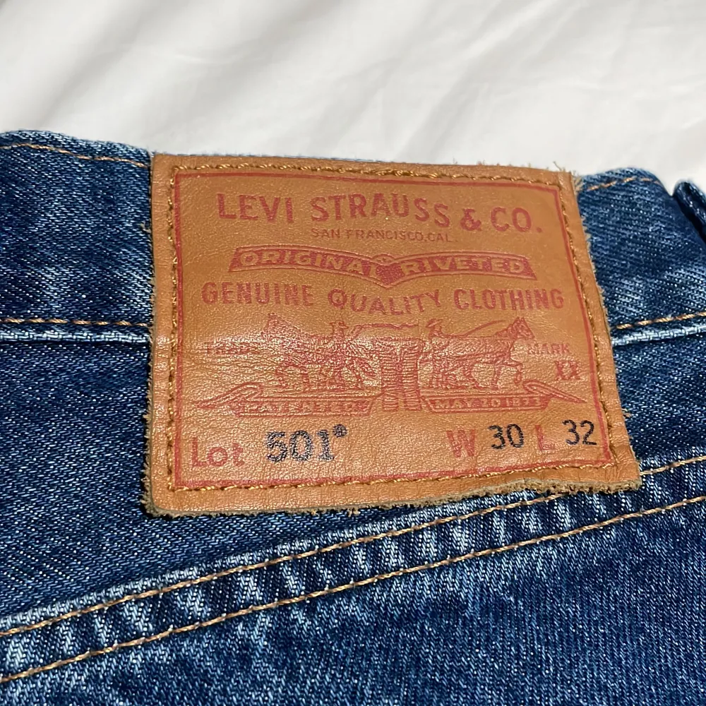 Snygga Levi’s 501 jeans, W30 L32. Mycket bra skick, endast använda ett par gånger. . Jeans & Byxor.