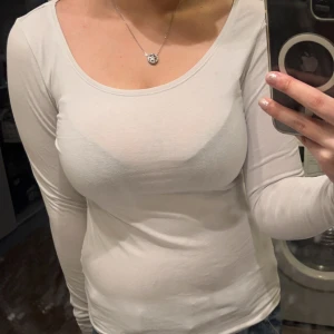 vit långärmad tröja från lager157  - använd några gånger men inte mkt ❤️ inga defekter, säljer pga jag rensar min garderob 😁  