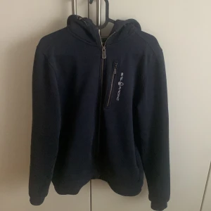 Sail racing jacka  - Sail racing jacka/ zip up säljs för 160 kr Använd ett par gånger men 9/10 skick  Storleken är small 