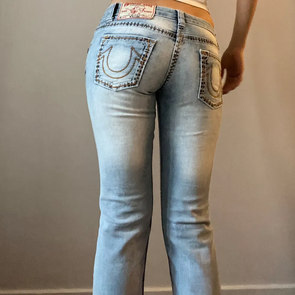 Dessa byxor är i väldigt bra skick!  Men har tyvärr ingen användning för dom. 🌸 Original pris 1500kr  Jag är 170. Jeans & Byxor.