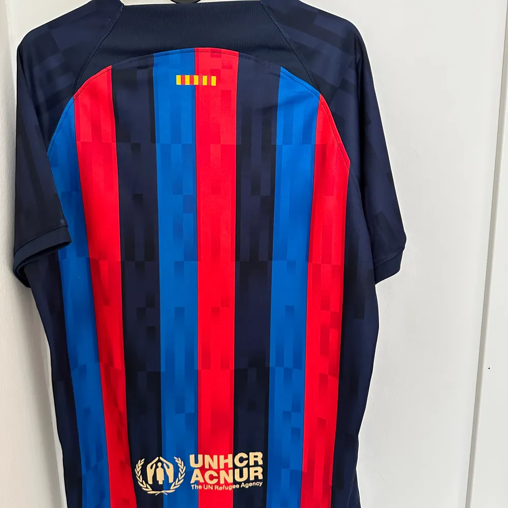 Säljer min Barcelona tröja som är endast använd en gång den har inga skador eller något den är i topp skick och jag säljer den för 450 för att jag behöver få den såld så snabbt som möjligt och den är i storlek S, har du några frågor så kan du kontakt. T-shirts.