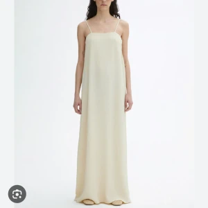 House of Dagmar klänning  - Crinkled tube dress i beige från House of Dagmar. Storlek 36. Säljs pga för stor för mig tyvärr. Nypris 3500. Ny med prislapp