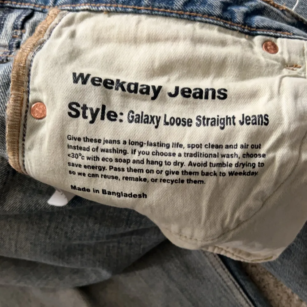 Tjena! Säljer ett par weekday byxor/jeans som jag fick av min brorsa. Passade inte mig och därför säljer jag. Har använts ett tag och är lite slitna på botten. Skriv privat om info, bilder eller prisändring. W32 L32. Modell: Galaxy Loose Straight. Jeans & Byxor.