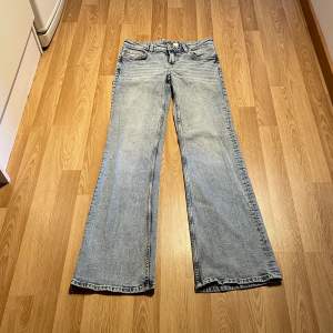 (30) Ljusblåa lågmidjade bootcut jeans. Midjemått rakt över: 35cm, innerbenslängd: 78 cm STRETCHIGA 🩵