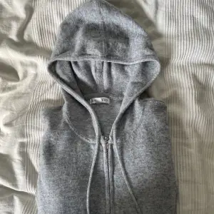 Säljer denna gråa kashmir zip hoodie i storlek S Skick 9/10, använd fåtal gånger Om det är något ni undrar så är det bara att fråga!⭐️⭐️⭐️ 