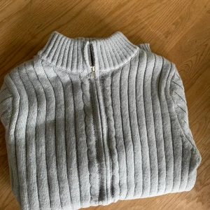 Grå kofta - Tjena! Säljer denna oanvända kofta som jag beställde online men som var för liten. Jag behöver L men den sitter mer som en M.