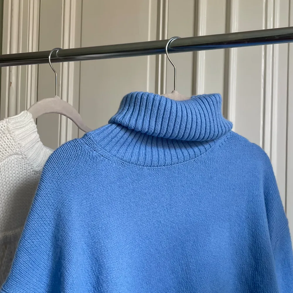 Snygg blå stickad tröja i blått, med turtleneck (hög krage). Aldrig använd därav nyskick, och väldigt fräsch färg. 🩵. Tröjor & Koftor.
