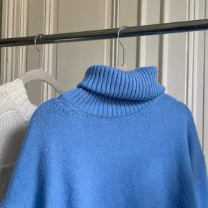 Snygg blå stickad tröja i blått, med turtleneck (hög krage). Aldrig använd därav nyskick, och väldigt fräsch färg. 🩵