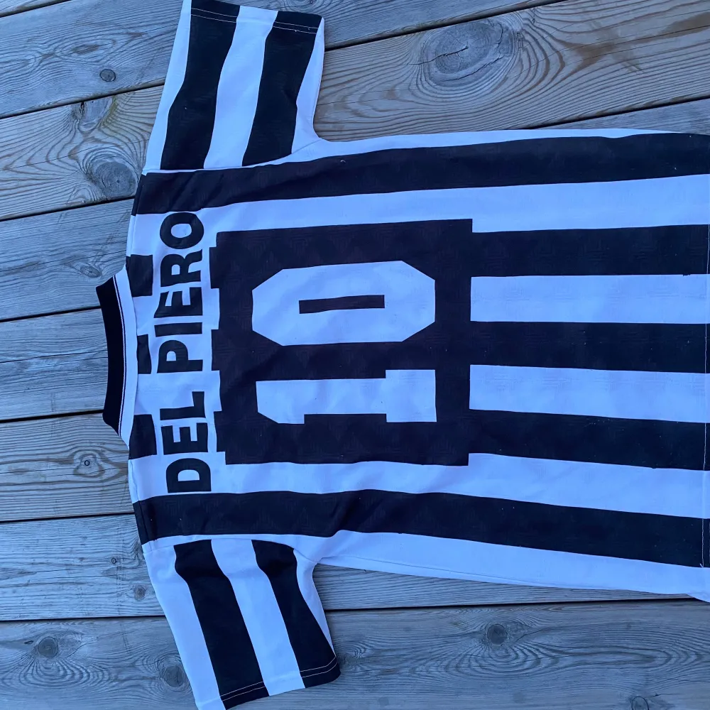 Tja, säljer denna riktigt unika Juventus fotbollstshirt med del Piero på ryggen! Tröjan är från 1990 talet. Tyvärr så finns det inget som kan intyga att den är äkta. Skicket är okej. Pris kan diskuteras vid snabb affär  Dalarna_resell. T-shirts.