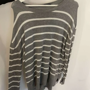 Randig tröja - Super fin tröja jag nu ska sälja vidare, pris kan slltid diskuteras vid snabb köp.