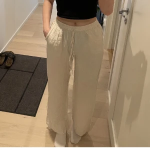 Vit/beige linnebyxor  - Vita/beige linnebyxor från Nelly. Endast använda en gång. Säljer pga det är för små för mig. Otroligt sköna & snygga🤎 Ordinarie pris: 399kr 