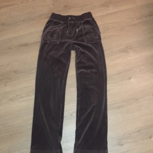 Juicy couture byxor  - Bruna juicy byxor i storlek xs, inte använda mycket💗