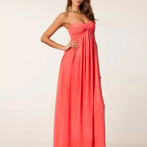 Balklänning - Köpt på plick, bra skick och sann i storlek (ser mer orange ut i kameran men är mer corall färg)