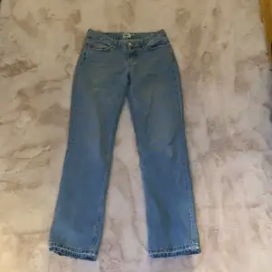 Fina jeans från Lager157 från början men köpte dessa på Plick, men säljer igen pga att dom var för korta. Försökte göra dom längre men hjälpte inte så därför ser dom ut så där nere som man ser på bilderna. Men annars jätte fina! Köpta för 200kr här🤍