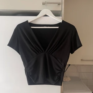 Topp från Bik Bok - Snygg topp från Bik Bok, som ny då den är använd enbart en gång!