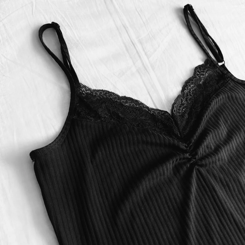 Jättefint svart linne med söta spetsdetaljer från ONLY! 🕷️🖤Storlek M (mjukt stretch) 📏Knappt använt! ✨Köp nu 💌. Toppar.