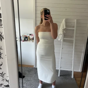 Klänning - Vit klänning från Zara med slits där bak, bra skick använd 1 gång💕
