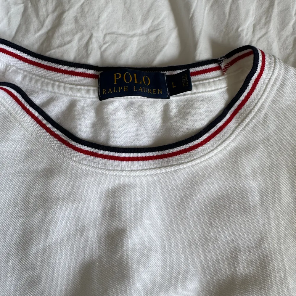 Vit tisha från Ralph Lauren storlek L. Bra skick!. T-shirts.