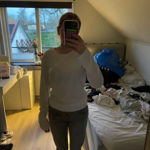 Vit träningströja - Vit träningströja från märket oxide i storlek XL/42. Aldrig använd och är i nyskick. Är inte genomskillning. Skriv för frågor.