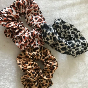 Stora leopard Hårsnoddar  - Dia ca 120mm 35kr/st Samma frakt 