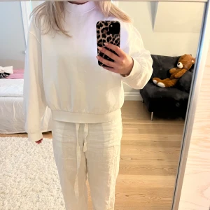 Vit tjocktröja  - Basic vit tjocktröja i bra skick
