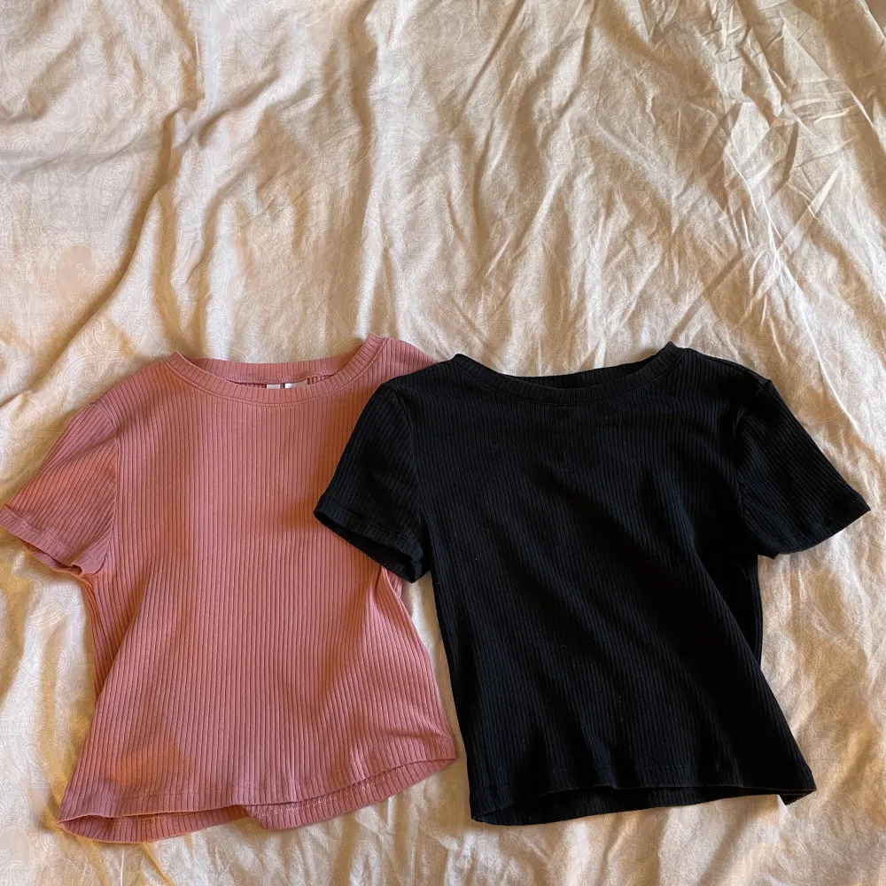 Två fina t-shirts från H&M. Dom är använda men är ändå i fint skick. Normal i storleken. 80kr för båda eller 50kr styck.. T-shirts.