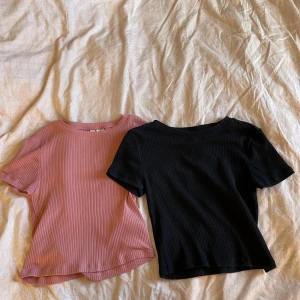 T-shirts  - Två fina t-shirts från H&M. Dom är använda men är ändå i fint skick. Normal i storleken. 