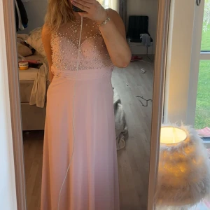 Rosa bal klänning - Säljer en jätte fin bal klänning för att jag har hittat en ny så därför jag säljer. Nyskick aldrig använd. Hör gärna av er vid funderingar eller fler bilder🥰🥰
